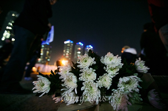 15일 오후 서울 용산구 철거민참사 현장에서 유가족과 시민들이 참석한 가운데 6주기 추모기도회가 열렸다.