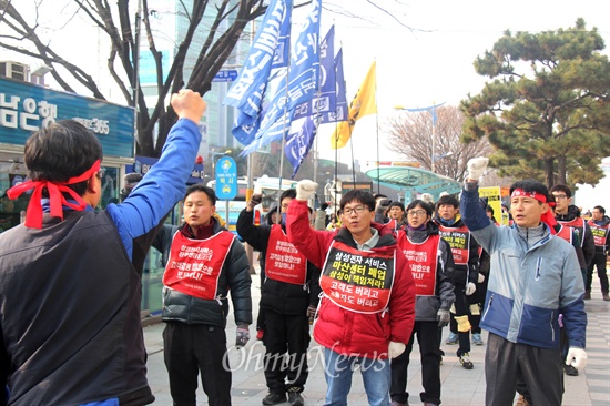  삼성전자서비스 진주-마산센터가 폐업한 가운데, 전국금속노동조합 삼성전자서비스지회 경남지역분회는 16일 오후 창원 정우상가 앞에서 1킬로미터 가량 거리에 있는 삼성전자서비스 창원센터 앞까지 '위장폐업 철회 요구 10보 1배'를 벌였다.