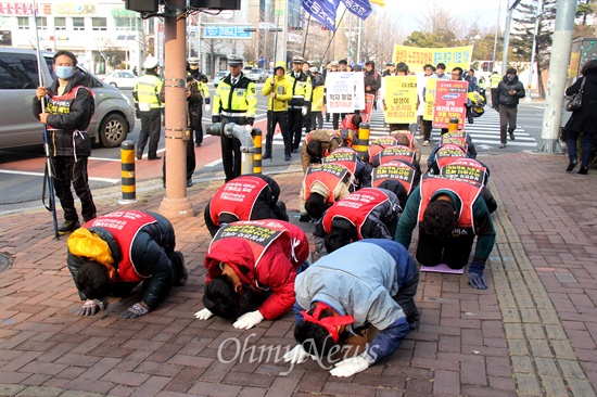  삼성전자서비스 진주-마산센터가 폐업한 가운데, 전국금속노동조합 삼성전자서비스지회 경남지역분회는 16일 오후 창원 정우상가 앞에서 1킬로미터 가량 거리에 있는 삼성전자서비스 창원센터 앞까지 '위장폐업 철회 요구 10보 1배'를 벌였다.