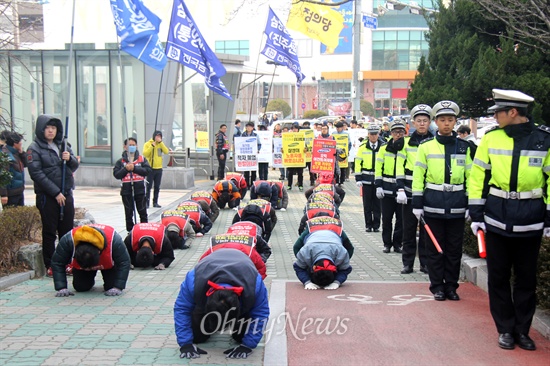  삼성전자서비스 진주-마산센터가 폐업한 가운데, 전국금속노동조합 삼성전자서비스지회 경남지역분회는 16일 오후 창원 정우상가 앞에서 1킬로미터 가량 거리에 있는 삼성전자서비스 창원센터 앞까지 '위장폐업 철회 요구 10보 1배'를 벌였다.