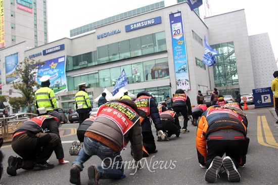  삼성전자서비스 진주-마산센터가 폐업한 가운데, 전국금속노동조합 삼성전자서비스지회 경남지역분회는 16일 오후 창원 정우상가 앞에서 1킬로미터 가량 거리에 있는 삼성전자서비스 창원센터 앞까지 '위장폐업 철회 요구 10보 1배'를 벌였다.