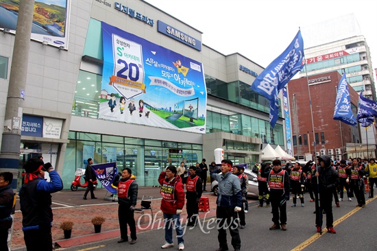  삼성전자서비스 진주-마산센터가 폐업한 가운데, 전국금속노동조합 삼성전자서비스지회 경남지역분회는 16일 오후 창원 정우상가 앞에서 1킬로미터 가량 거리에 있는 삼성전자서비스 창원센터 앞까지 '위장폐업 철회 요구 10보 1배'를 벌이고, 마무리 집회를 열고 있다.