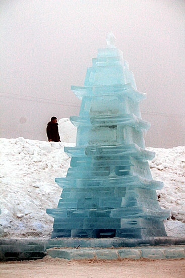눈조각장 한가운데 서 있는 탑 모양 얼음 조각.