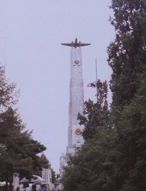 창춘시 인민광장의 전승기념탑