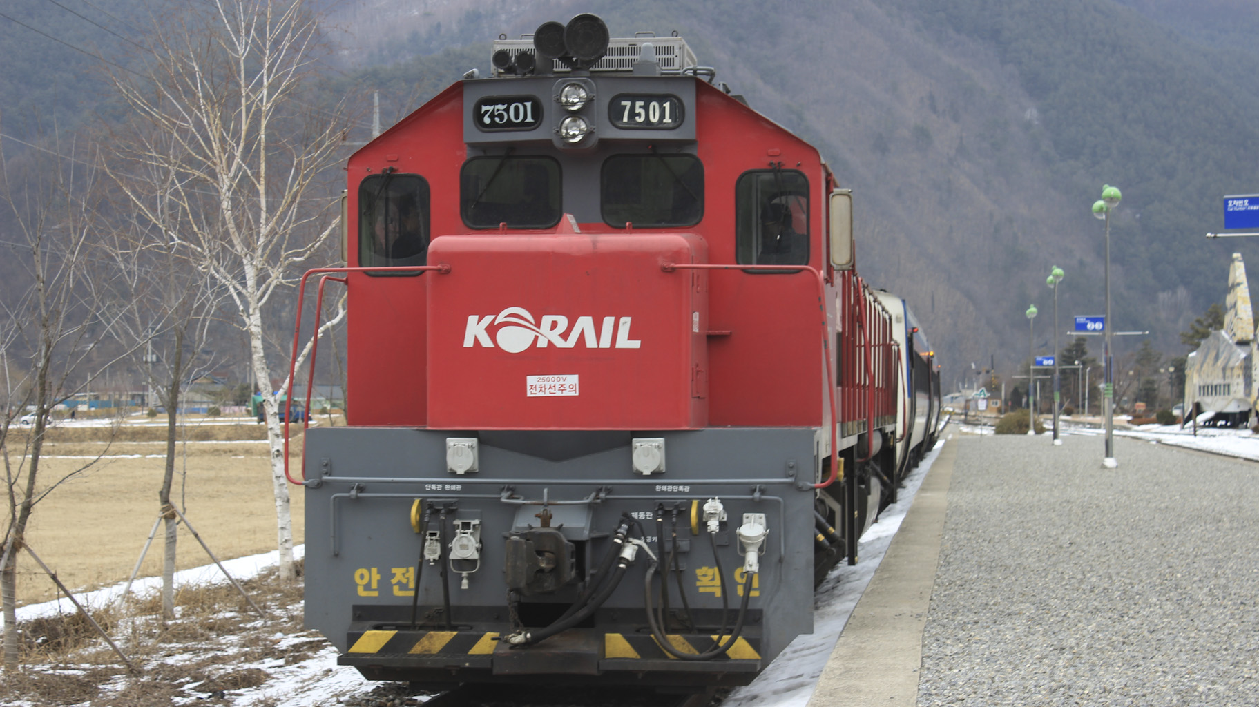 객차 두 대와 기관차 하나, 발전차 하나로 이루어진 열차다.