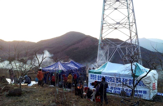 한국, 일본, 대만 청년활동가들은 18일 오후 밀양 상동면 고정리 고답마을에 있는 밀양 송전탑 반대 농성장을 찾아 '푸른하늘 밀양선언문'을 발표했다.