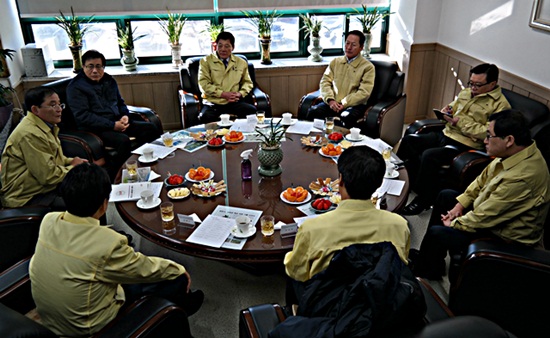 영천방역대책본부 이동필 농림축산식품부 장관이(오른쪽 끝) 영천시 농업기술센터 소장실에서 김영석 영천시장과 권호락 영천시의회의장이 함께 자리한 가운데  최웅 경상북도 농축산유통과장(왼쪽 끝)으로 부터 사전 보고를 받고있다.