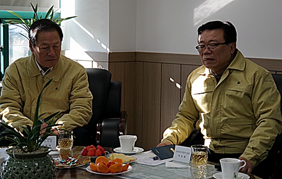 영천방역대책본부 김영석 영천시장이 매몰두수에 대하여 정부가 100% 보상해주는 제도를 악용하는 사례가 많으니 50%만 보상해주어야 한다고 건의하자 이 장관(오른쪽)이 눈을 지그시 감으면서 "모두 다 그런 것은 아니다"며 답변하고 있다.