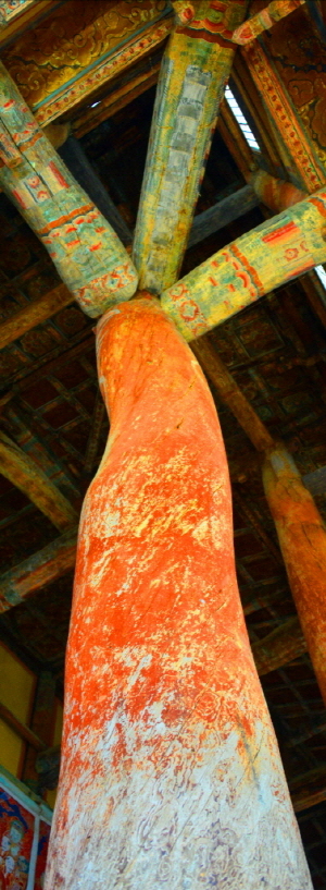 화엄사 각황전을 받치고 있는 거대한 소나무 기둥. 조선 숙종(1702)시대에 지어진 국보다. 
