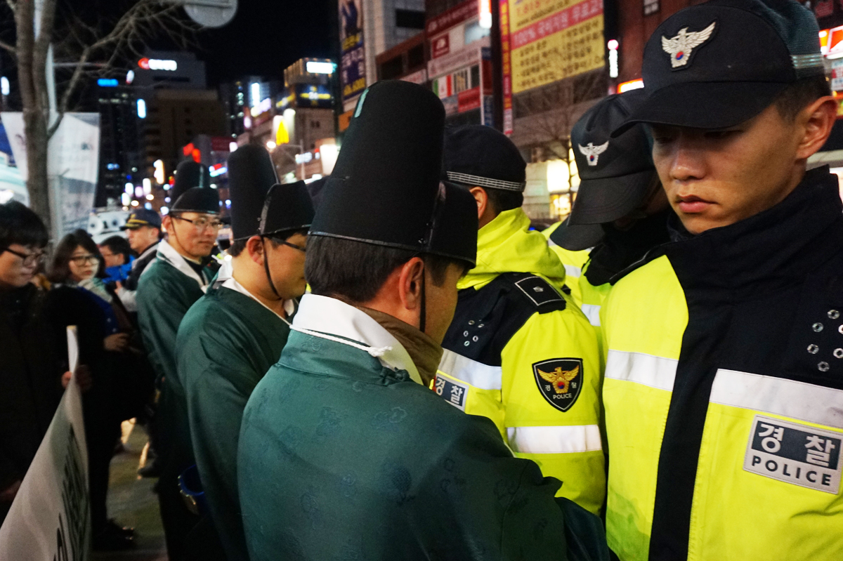 부산 서면 중앙로 행진을 가로막고 있는 경찰들