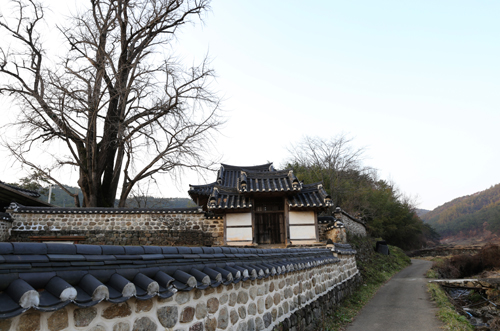 학포당. 조선시대 서화가였던 학포 양팽손의 서재다. 후손들이 원래의 자리에 복원해 놓았다.