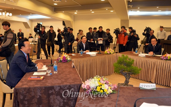  서병수 부산시장, 권영진 대구시장, 김기현 울산시장, 홍준표 경남지사, 김관용 경북지사 등 영남권 5개 시도지사들은 19일 오후 6시부터 대구 수성관광호텔에서 영남권 시도지사협의회를 갖고 신공항 타당성 검토 등에 합의했다.