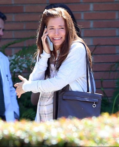  <아메리칸 스나이퍼>의 한 장면. 아내인 타냐가 전장터에 나간 크리스의 전화를 받고 오열하고 있다. 
