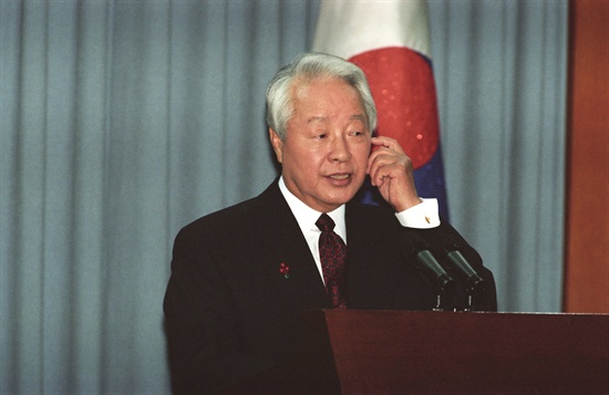 1997년 1월, 김영삼 대통령이 청와대 춘추관에서 전국에 TV와 라디오로 생중계 된 가운데 내외신 연두회견을 열고 있다. 