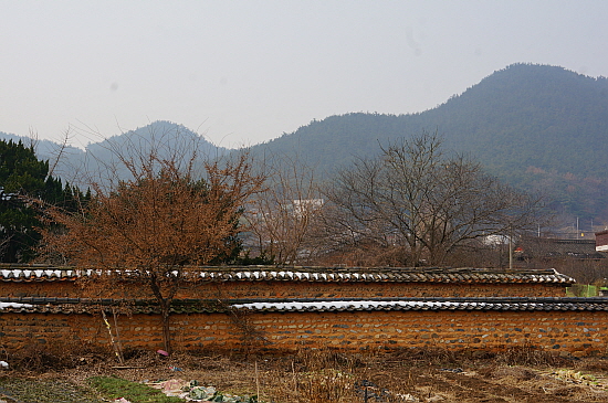 함라노소로 길게 뻗은 직선담으로 엄숙, 질서, 절제 등 이 마을의 정신이 깃들어 있는 것처럼 보인다