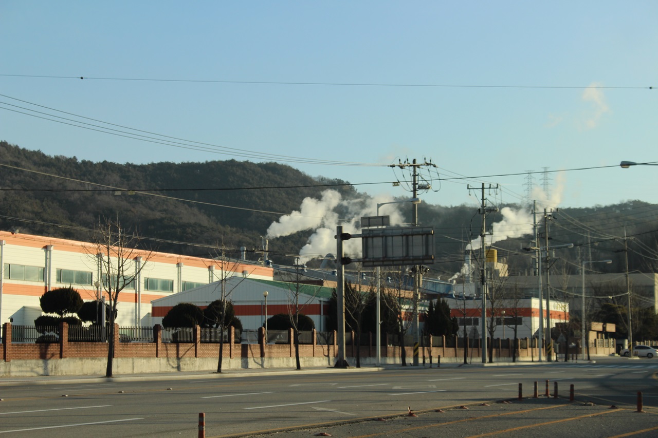 스타케미칼 주변의 다른 공장에서는 굴뚝 위로 흰 연기가 솟아오르고 있었다. 저것이 제대로 된 풍경일 것이다.