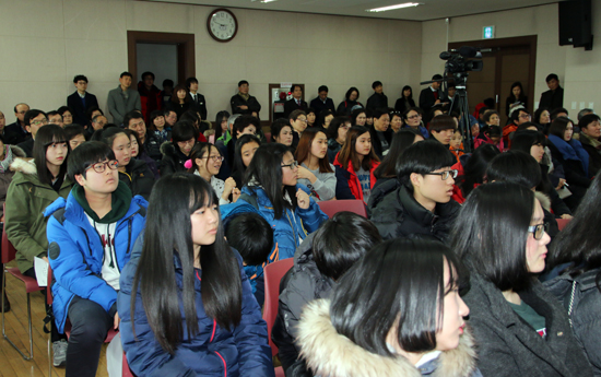 초등학생과 청소년들의 참석을 유도해 민주주의 토론 문화를 배우기도 했다.  