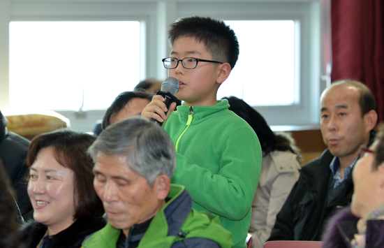정승환 어린이가 이재명 성남시장에게 고속철도역 건설을 요구하고 있다.