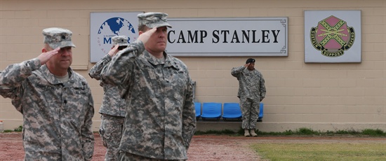 경기도 의정부시 캠프 스탠리에서 경례를 하는 미군 장병