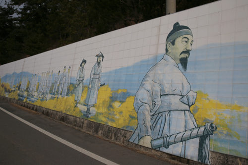 이순신 장군의 백의종군 모습. 구례 구만저수지 앞 도로변에서 벽화로 만난다.