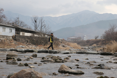 지리산 자락에서 흘러내리는 서시천의 징검다리. 구례군 산동면을 가로질러 흐르고 있다.