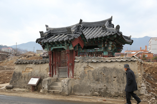 구례읍에 있는 손인필 비각. 비각 주변으로 공원 조성사업이 시작됐다.