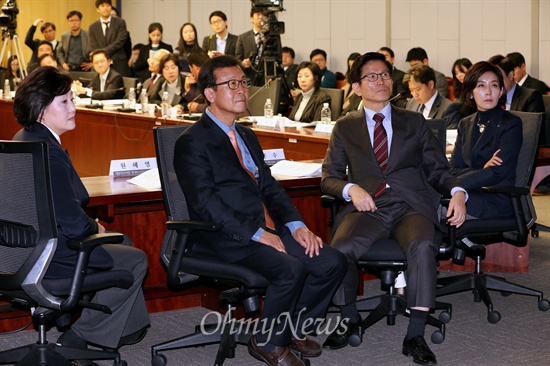 혁신 경쟁하는 여야, 오픈프라이머리 도입 한 목소리  22일 새누리당 보수혁신특별위원회와 새정치민주연합 정치혁신실천위원회가 공동으로 주최한 오픈프라이머리 토론회에서 새누리당 김문수 보수혁신특별위원장과 나경원 의원, 새정치민주연합 원혜영 정치혁신실천위원장과 박영선 의원이 PT자료를 함께 보고 있다. 