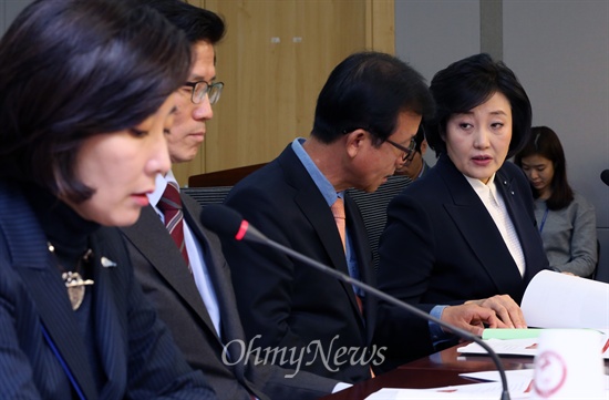 오픈프라이머리 도입 한 목소리 낸 여야 22일 새누리당 보수혁신특별위원회와 새정치민주연합 정치혁신실천위원회가 공동으로 주최한 오픈프라이머리 토론회에 새누리당 김문수 보수혁신특별위원장과 나경원 의원, 새정치민주연합 원혜영 정치혁신실천위원장과 박영선 의원이 참석하고 있다.