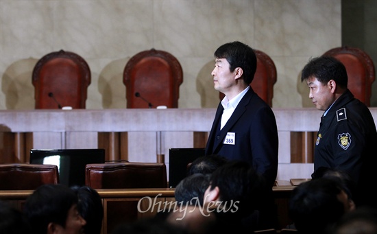 내란음모와 내란선동, 국가보안법 위반 등의 혐의로 구속기소된 이석기 전 통합진보당 의원이 2015년 1월 22일 오후 서울 서초동 대법원 법정으로 들어섰다.