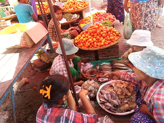 미얀마 시장에서 흥정은 기본이다.
