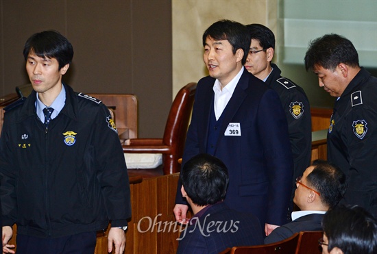 내란음모와 내란선동, 국가보안법 위반 등의 혐의로 구속기소된 이석기 전 통합진보당 의원이 22일 오후 서울 서초동 대법원 법정으로 들어서고 있다. 