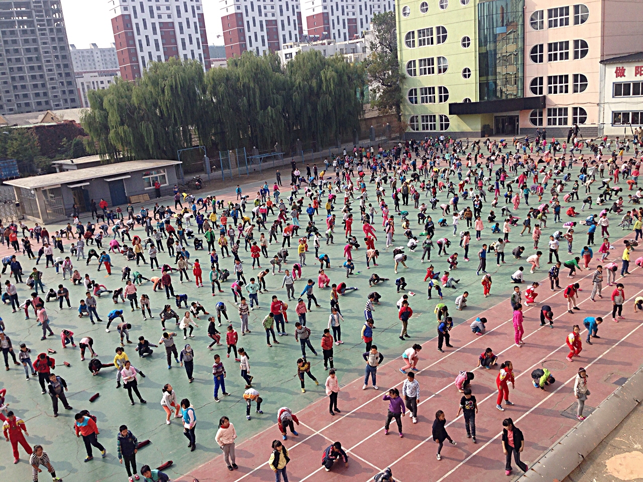 중국 초등학생들의 아침체조 장면, 중국인들은 집단생활을 중시한다.