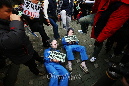 이석기 전 통합진보당 의원 등의 내란사건 상고심이 열린 22일 오후 서울 서초구 대법원 인근에서 한 보수단체 회원들이 '수의를 입은 이 전 의원과 김정은 제1비서에게 발길질'을 하는 퍼포먼스를 벌이고 있다.