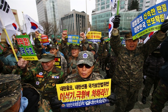 이석기 전 통합진보당 의원 등의 내란사건 상고심이 열린 지난 1월 22일 오후 서울 서초구 대법원 인근에서 보수단체 회원들이 이 전 의원의 중형을 선고를 촉구하는 집회를 열고 있다.