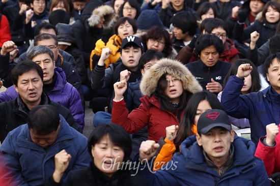이석기 전 통합진보당 의원 등의 내란사건 상고심이 열린 22일 오후 서울 서초구 대법원 인근에서 옛 통합진보당 당원들과 지지자들이 이 전의원  대법원 판결 규탄 집회를 열고 있다.