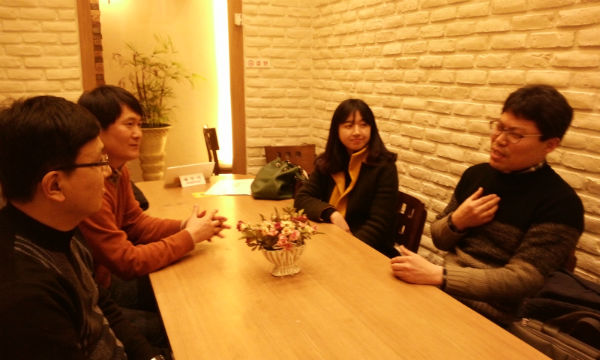 1월 16일 전주도청 인근 커피숍에서 정승훈(46), 손준철(43), 박희진(28), 권혜수(43) 영생고 교사가 '회복적 생활교육'에 대한 이야기를 나누고 있다.