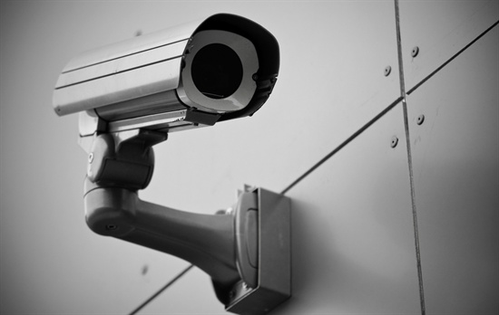어린이집 내 CCTV 설치 확대에 대한 의견이 엇갈리고 있다.