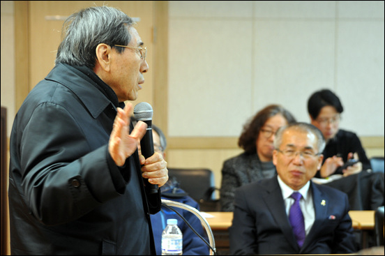 김창근 전 통합진보당대전시당 위원장이 함세웅 신부의 강연을 경청하고 있다.