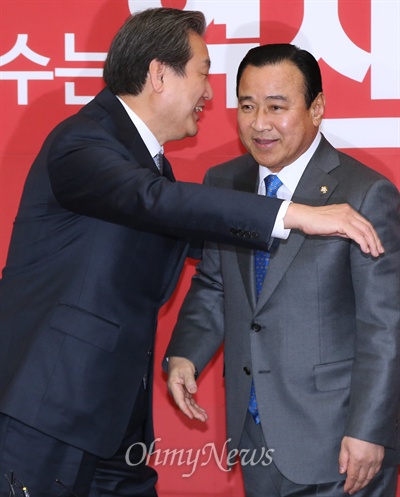 새누리당 김무성 대표가 23일 새 국무총리 후보로 지명된 이완구 원내대표의 예방을 받고, 축하 인사를 건네며 얼싸안고 있다.