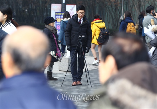 23일 오전 서울 상암동 MBC사옥 앞에서 MBC공대위 주최로 권성민PD해고철회촉구 기자회견이 열리던 중 MBC보안요원이 비디오 촬영을 하고 있다. 이로 인해 기자회견이 중단 되기도 했다.