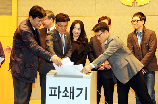 이날 행사에 함께 참석한 성남시의회 최만식 새정치연합 대표의원과 김용 예산결산위원장이 장기연체부실채권을 파쇄하고 있다. 