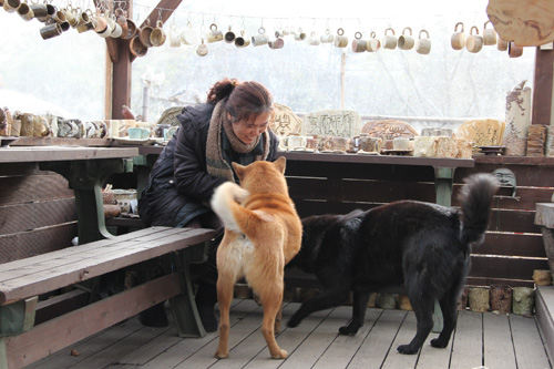  고선희 도자기환경조형연구소 대표와 강아지들.