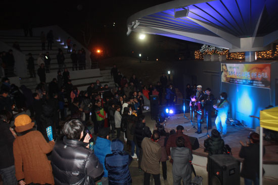 새로 준공되어 오픈한 야외음악당에서 공연을 펼치고 있는 김광석 미니콘서트의 모습
