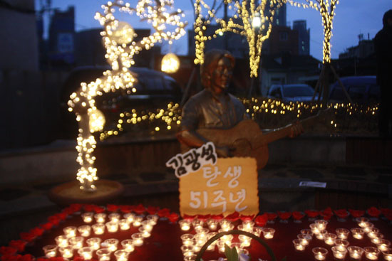 김광석이라고 적힌 촛불이 선명하게 그의 탄생을 축하해 주고 있다.