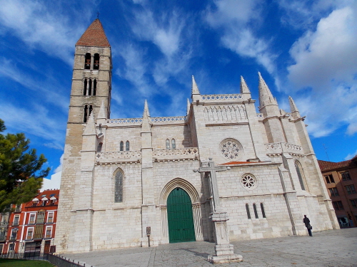 산타마리아 안티구아 교회(Santa Maria Antigua). 로마네스크 양식의 건물이다. 언뜻보면 예배당이 아니라 성처럼 보이기도 한다. 