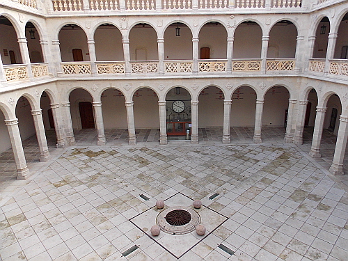 산타 크루즈 궁(Santa Cruz Place). 수도원의 회랑식으로 지어진 궁. 사진 사진 아래에는  해시계가 있다. 