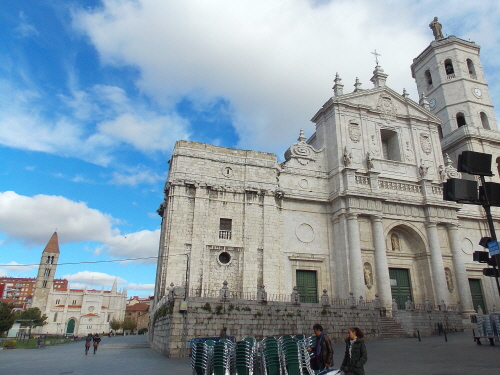 바야돌리드 대성당(Valladolid Cathedral). 뒤쪽으로는  산타마리아 안티아구 교회가 보인다. 대성당은 바로크 양식의 건물이고, 안티아구 교회는 로마네스크 양식이다. 두 건물이 잘 보이는 카페가 있는데 그곳에 앉으면 서양미술사 공부가 저절로 될 것 같다.  