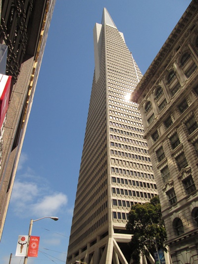 빌딩숲에서 ‘트렌스아메리카 피라미드(Transamerica Pyramid)’라는 독특한 형태의 빌딩을 보았다. 이 빌딩은 1972년에 완공된 샌프란시스코의 랜드마크로, 높이가 260미터(48층)에 달한다.   