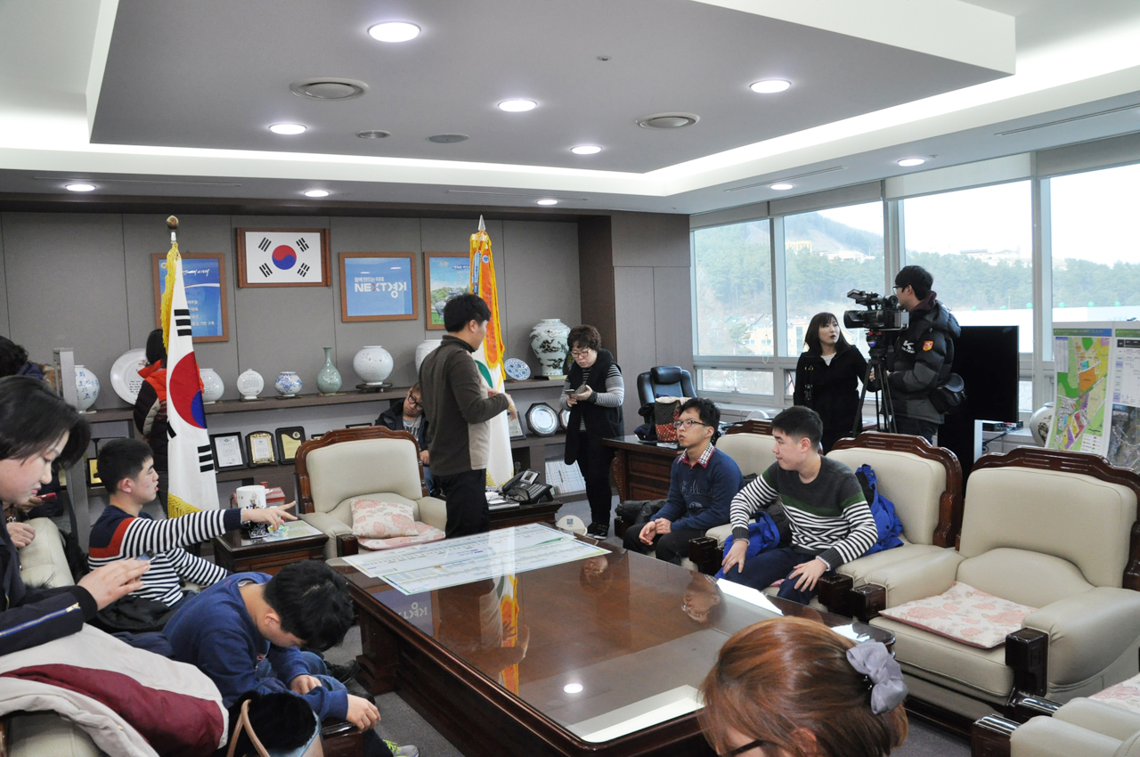  전국특수학교학부모연합회 김남연 회장과 학부모 및 학생, 향림원 비상대책위원회 관계자 등 30여명은 오후 3시경 시장과의 면담을 요구하며 시장실에 진입한 모습. 