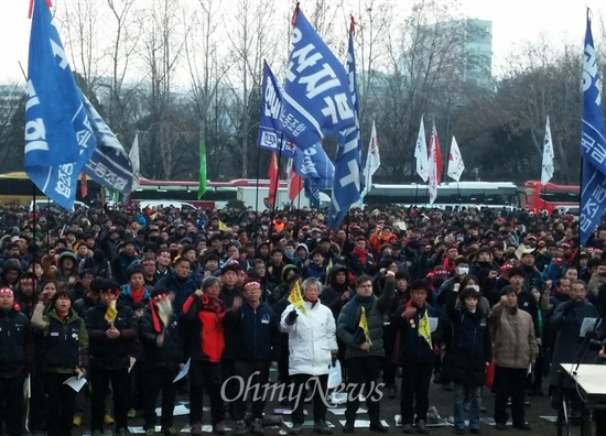 24일 오후 서울시청 앞 광장에서 열린 쌍용차해고자복직 범국민대회. 이곳에 모인 2000여 명의 노동자들은 쌍용차 해고자들의 즉각 복직을 요구했다.
